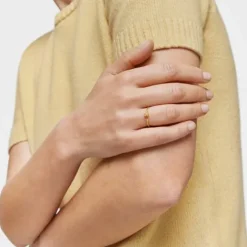 Anillo abierto pequeño con baño de oro de 18 kt sobre plata con motivos Grain^TOUS Hot