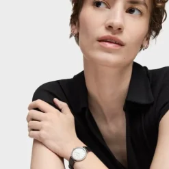 Reloj con movimiento suizo analógico de acero con 0,49 ct en diamantes y brazalete de piel negra Les Classiques^TOUS Online